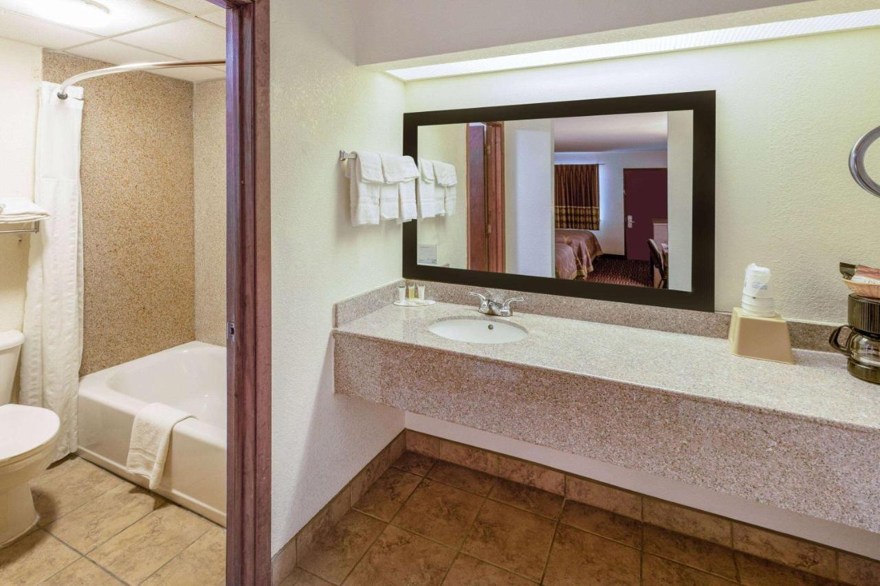 Super 8 By Wyndham Hotel 2*