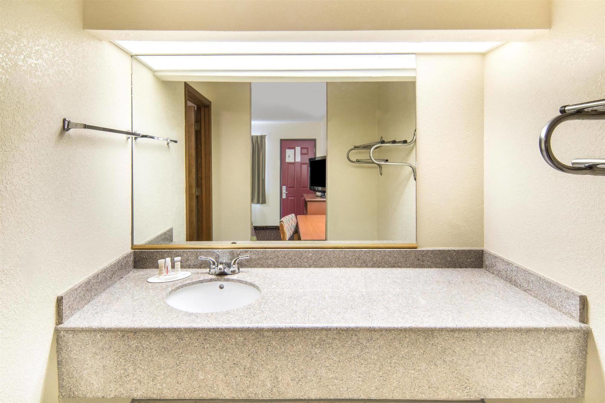 Hotel Super 8 By Wyndham 2*