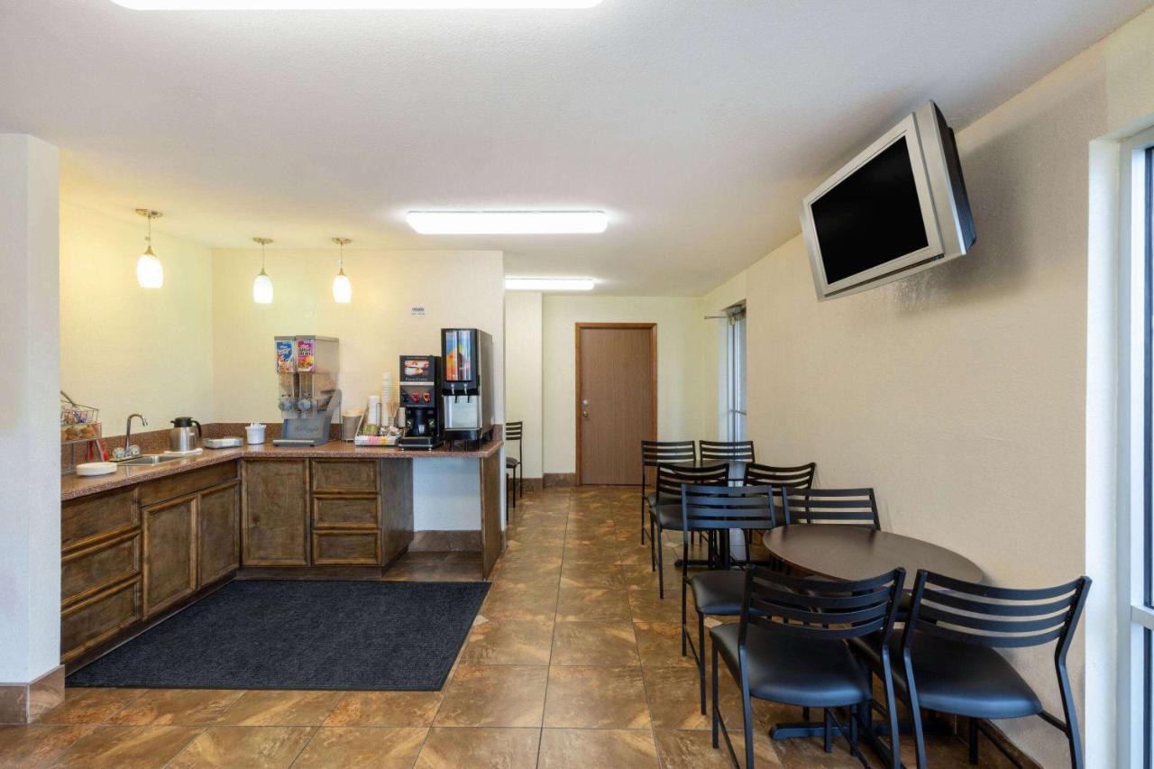 Super 8 By Wyndham Hotel 2*