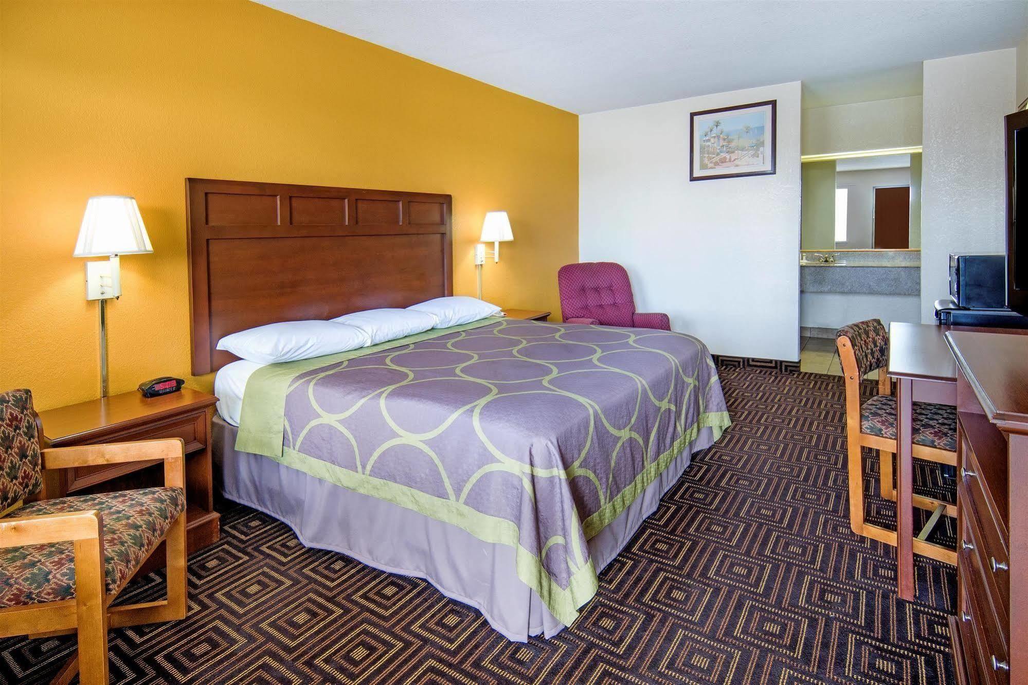 Hotel Super 8 By Wyndham Seguin