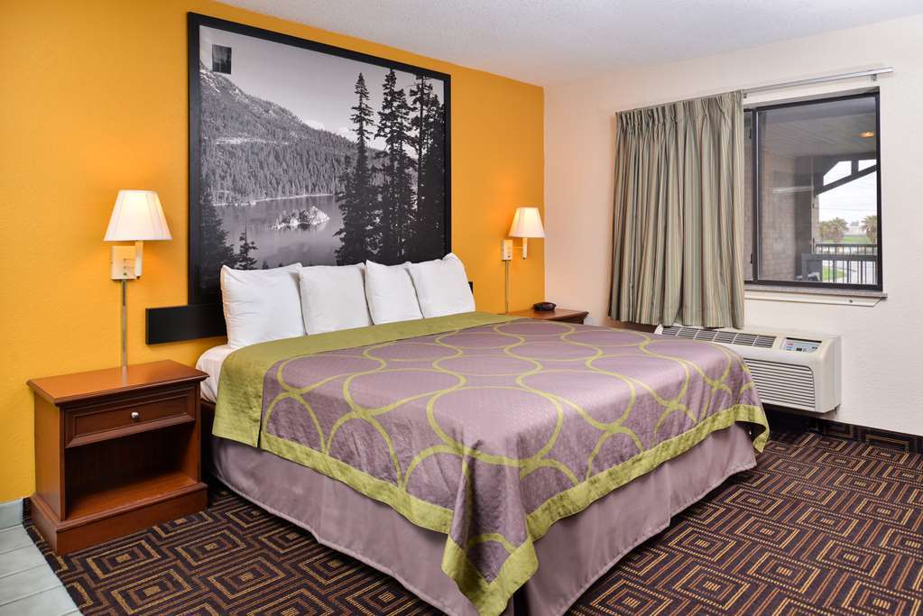 Super 8 By Wyndham Hotel